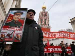 Со Сталиным на знаменах, Путиным в головах