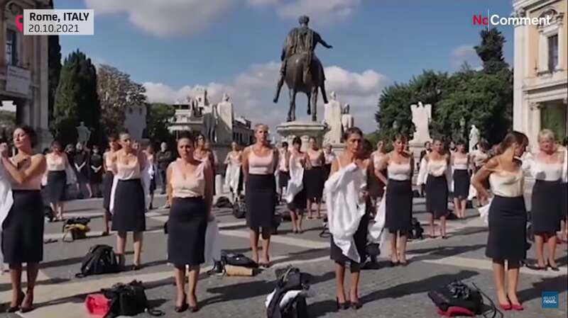 Девушки выстроились в несколько рядов ruireieriqrekmp