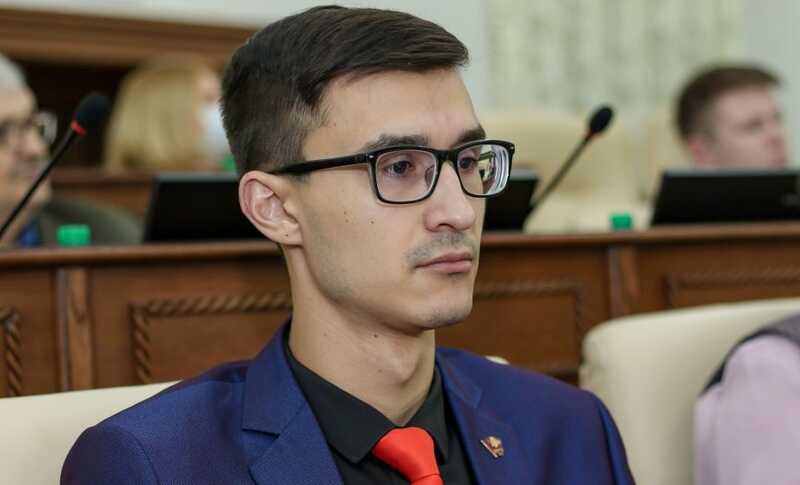 Скромное жилье и символ анархии: что ФСБ обнаружили при обыске «коррупционера» из КПРФ